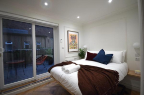 CITYeSCAPE - 1BR Sofa Bed Balcony Window Shower